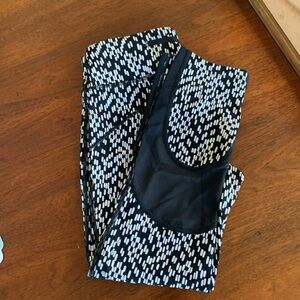 NIKE DRI-FIT WOMENS CAPRI YOGA/LEGGINGS BLACK &‎ WHITE W/MESH ACCENT SIZE SMALL